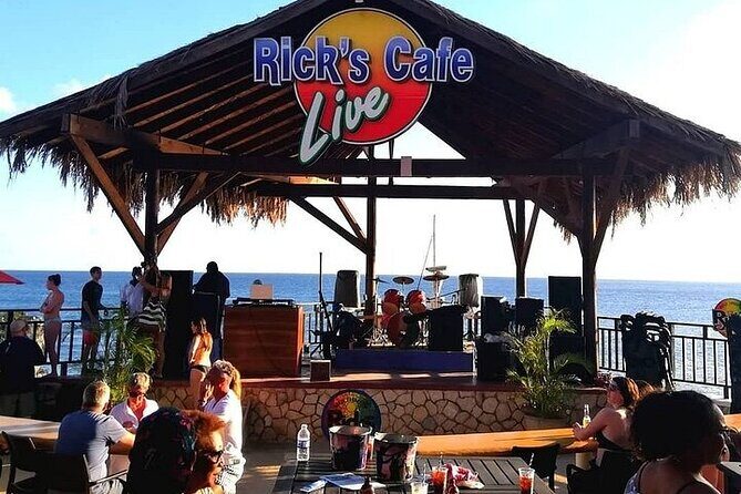 3 to 5 Hour Private Herbal Tour Shopping and Dinner at Ricks Cafe - Herb farm harvest stop: what you should expect