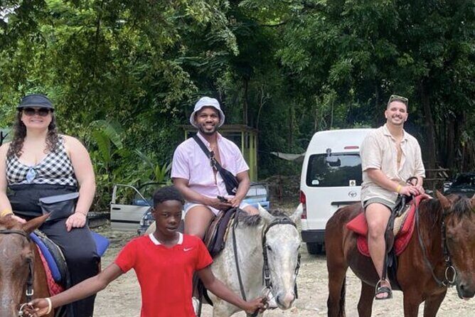 Bamboo Rafting and HorseBack Riding Excursion in OchoRios Jamaica - The potential drawback: vendor stops during the rafting portion
