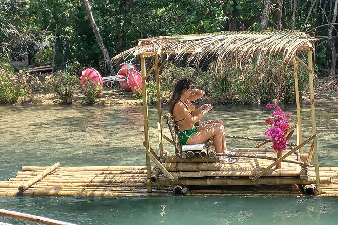 Bamboo Rafting in Ocho Rios - The bamboo raft ride: how the captain keeps it smooth