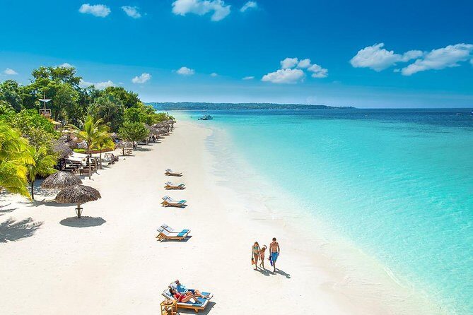 Blue Hole Mineral Spring, Ricks Cafe, 7 Mile Beach and Shopping Private Tour - Seven Mile Beach for Two Hours: Famous, But Manage Your Expectations