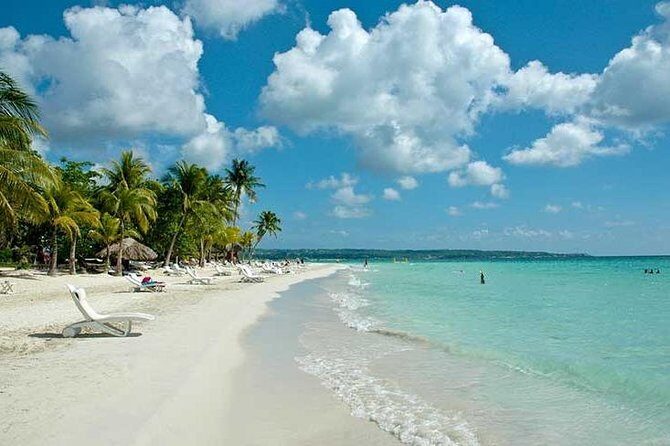 Blue Hole Mineral Spring, Ricks Cafe, 7 Mile Beach and Shopping Private Tour - Time Square Mall: Shopping With a Safe, Simple Midday Break