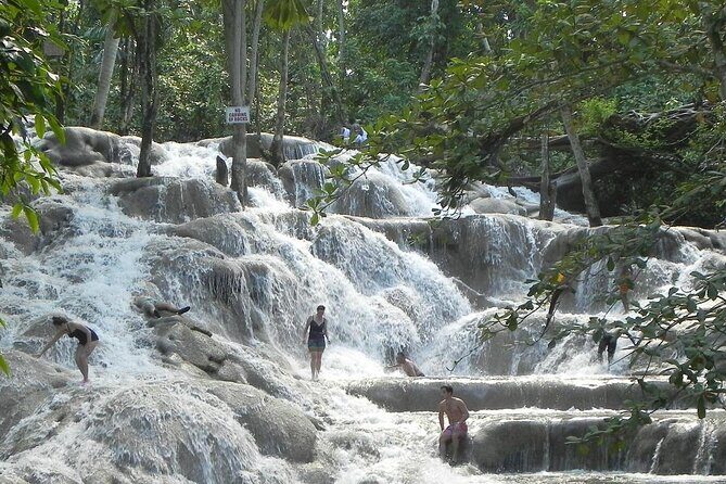 Dunns River Tour - How the zip line and shopping fit in (without taking over)