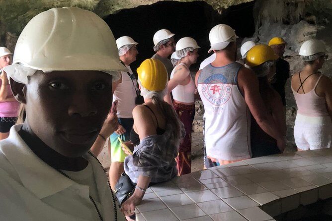 Explore Montego Bay Jamaica Private Tour to Green Gratto Cave - Queen’s Monument and Columbus Park: short stops with real local meaning