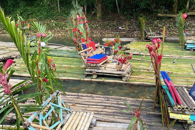 Great River Bamboo Rafting and Bird Sanctuary Combine Tour From Montego Bay - Stop 1 at Rocklands Bird Sanctuary: hummingbirds and calm viewing time