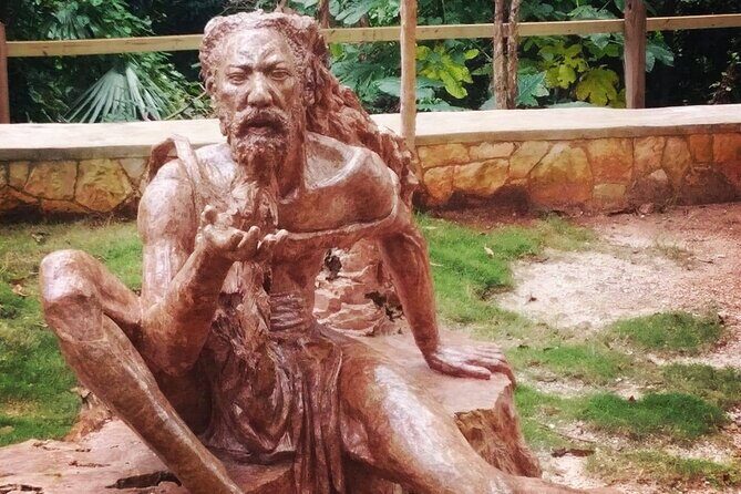 Jamaica Giants sculpture park, art galleries - Stop 1: The First Gallery in the Vintage House
