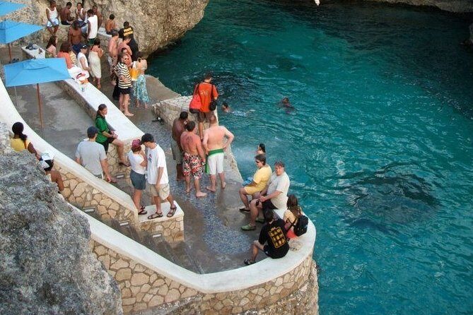 Jamaica Sunset at Rick's Cafe Private Tour with Transfer - The cliff-jumping show: how to enjoy it without rushing
