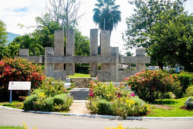 Kingston City Classic Guided Tour - Stop 1: Arthur Wint Drive and the Bob Marley statue at the National Stadium