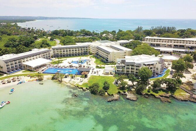 Montego Bay Airport Private Taxi to Royalton Negril - Free en-route stops: turning a transfer into a useful errands run