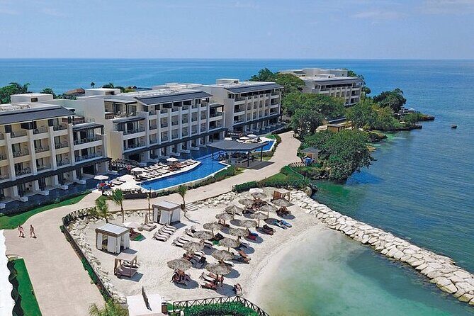 Montego Bay Airport Private Taxi to Royalton Negril - The human factor: Carlton and Henry set the tone