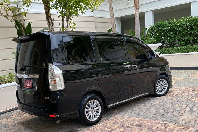 Montego Bay to Ocho Rios Hotels Private Transfer - Finding your driver fast after customs at Sangster Intl