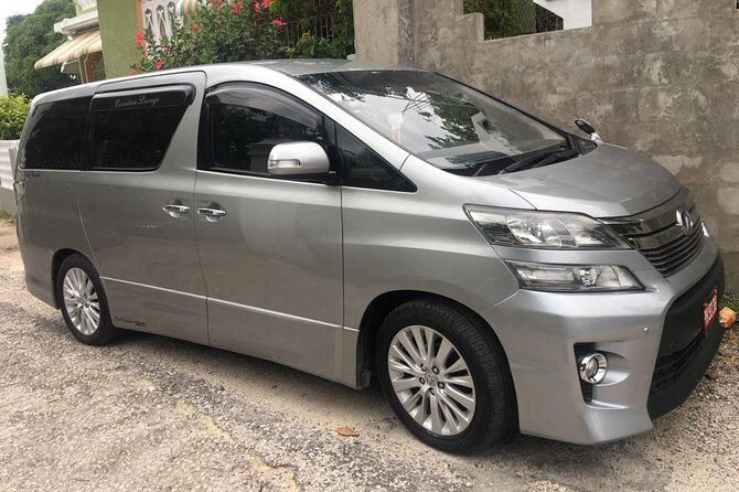 Negril Private Airport Transfers from Montego Bay Airport - The real test: finding your driver at Sangster International Airport