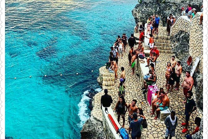 Negril Seven Miles Beach & Rick's Cafe - Rick’s Cafe: cliff-diver viewing in a short, high-energy stop