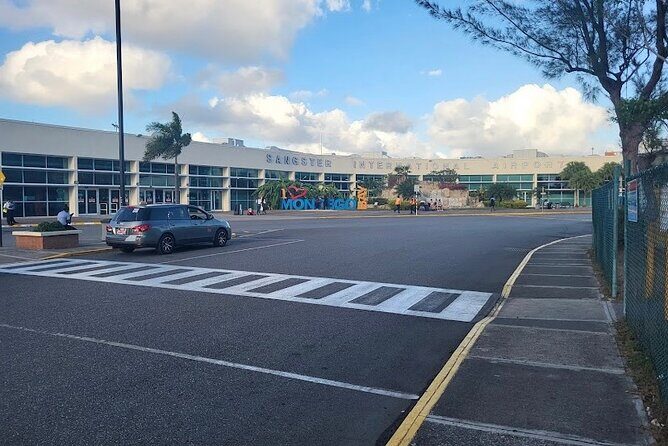 Private Airport Pickup and drop off in Jamaica - The driver experience: calm, courteous, and ready to help you find them