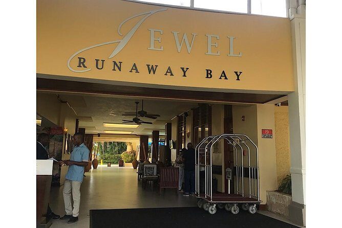 Private Roundtrip Airport Transfer to Resorts in Runaway Bay - Little Details That Add Up on the Ground