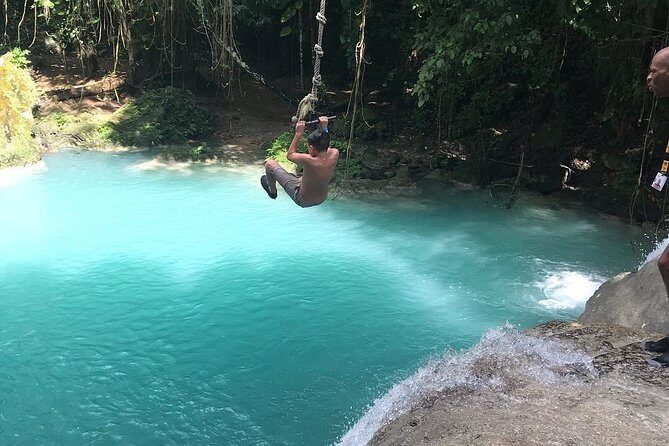 Roundtrip Private Shuttle from Ocho Rios to Blue Hole and Back - The ride there: Wi-Fi, your music, and a no-stops approach