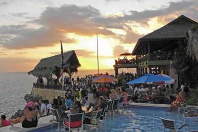 Seven Mile Beach and Rick’s Cafe Private Tour - Rick’s Cafe: Cliffside Views, Reggae Soundtrack, and Sunset Exit