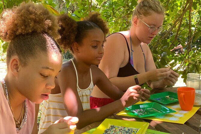 Souvenirs workshop A Mi Mek It! in Montego Bay Jamaica (FR & EN) - Why this souvenir workshop feels different in Montego Bay