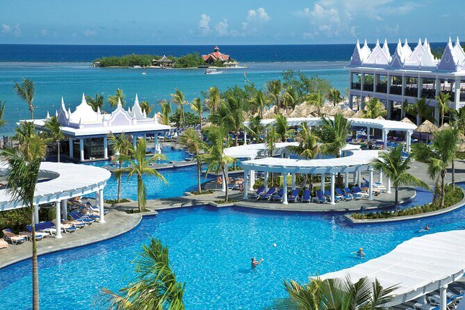 Transfer from/to Airport, Riu Reggae, Riu Montego Bay, Riu Palace - Ride Comfort: Air-Conditioning and Bottled Water Are Not Just Extras